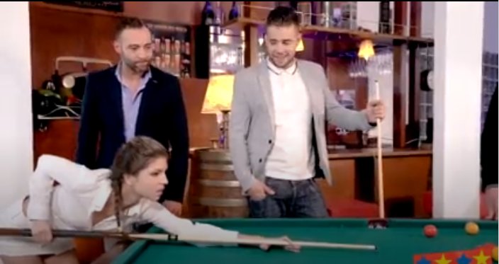 Bilardo Şampiyonlarından Taze Bedeni Karşılığı Oyun Oynamayı Öğrendi