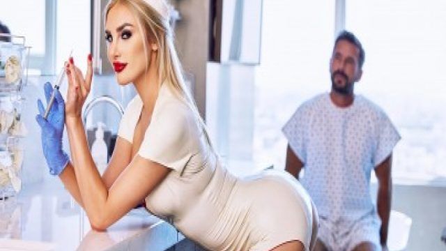 Hemsire Üvey Anne Kucağa Oturuyor